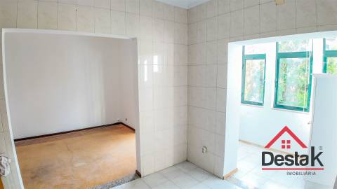 Moradia em Banda V4 situada em Santo Estevão