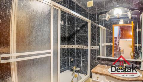 Moradia em Banda V4 situada em Santo Estevão