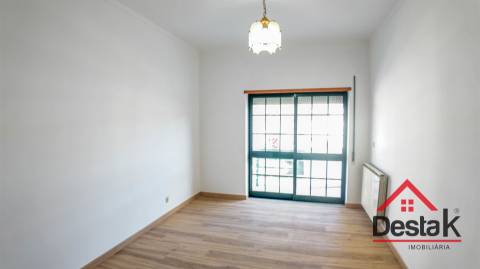 Moradia em Banda V4 situada em Santo Estevão