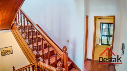 Moradia em Banda V4 situada em Santo Estevão