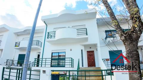 Moradia em Banda V4 situada em Santo Estevão