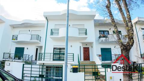 Moradia em Banda V4 situada em Santo Estevão