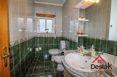 Moradia Geminada V5 com 3 Pisos situada em Viseu