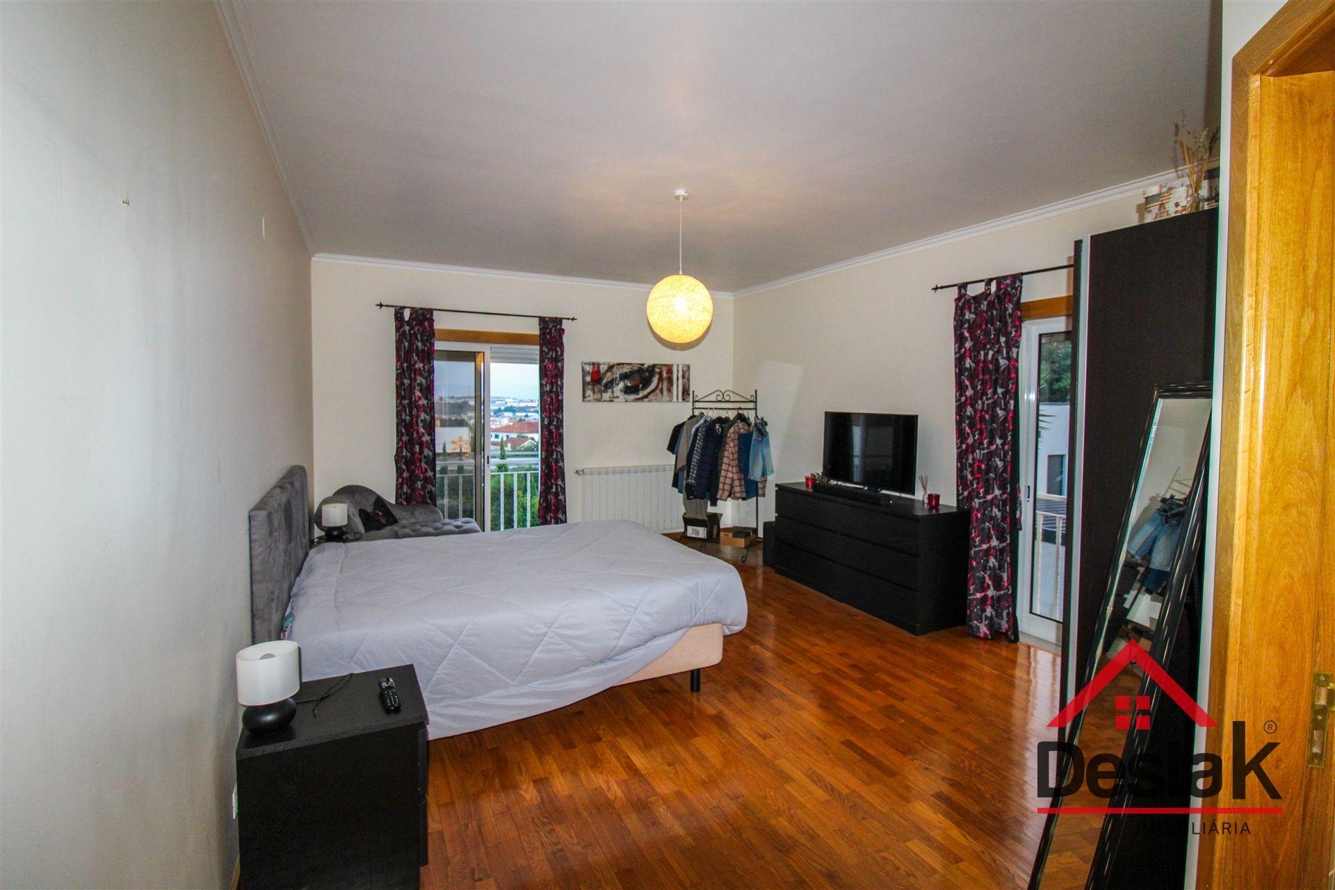 Moradia Geminada V5 com 3 Pisos situada em Viseu