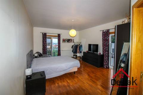 Moradia Geminada V5 com 3 Pisos situada em Viseu