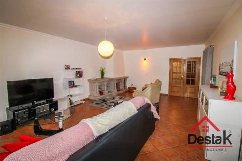 Moradia Geminada V5 com 3 Pisos situada em Viseu