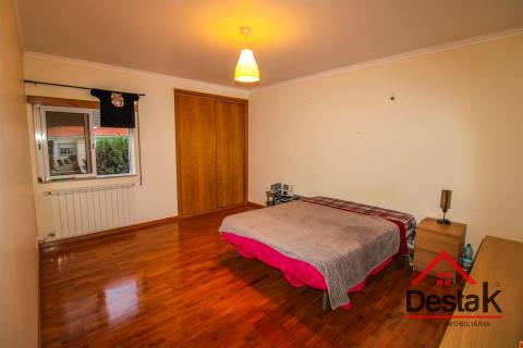 Moradia Geminada V5 com 3 Pisos situada em Viseu