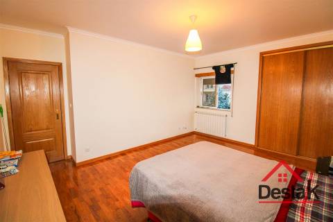 Moradia Geminada V5 com 3 Pisos situada em Viseu