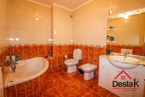 Moradia Geminada V5 com 3 Pisos situada em Viseu