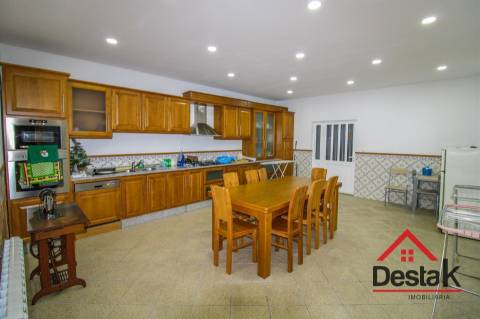 Moradia Geminada V5 com 3 Pisos situada em Viseu