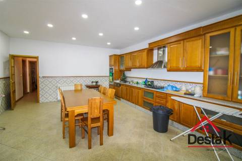 Moradia Geminada V5 com 3 Pisos situada em Viseu