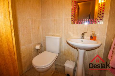 Moradia Geminada V5 com 3 Pisos situada em Viseu