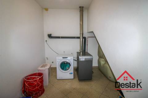 Moradia Geminada V5 com 3 Pisos situada em Viseu