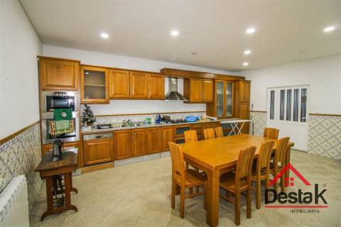 Moradia Geminada V5 com 3 Pisos situada em Viseu