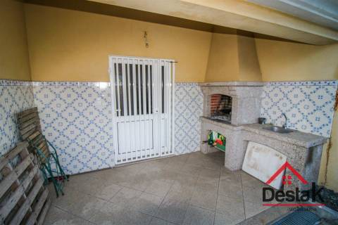 Moradia Geminada V5 com 3 Pisos situada em Viseu