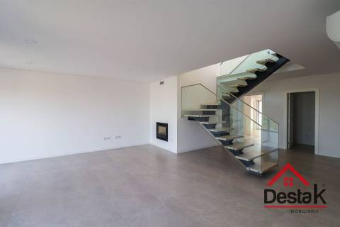 Apartamento T2+2 Duplex na Avenida da Europa