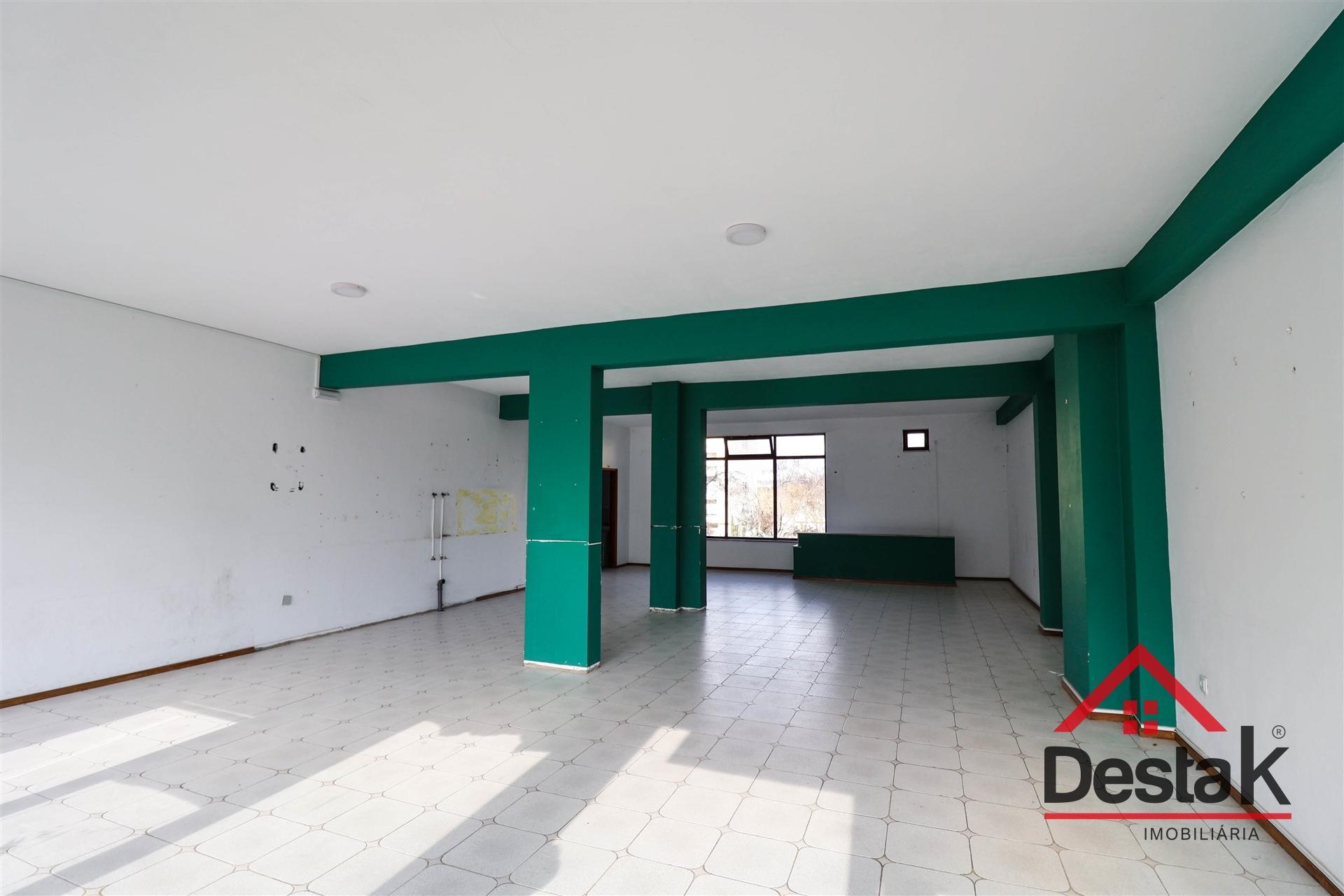 Loja para arrendamento em Santo Estevão