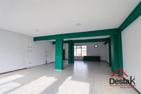 Loja para arrendamento em Santo Estevão