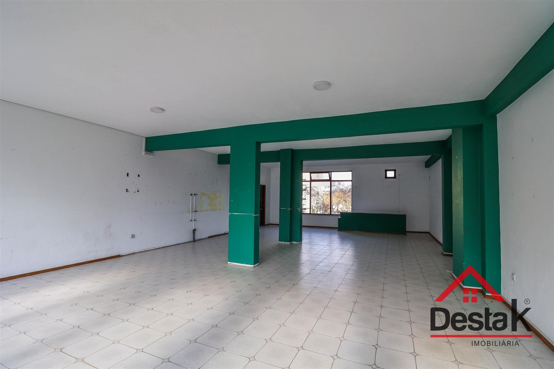 Loja para arrendamento em Santo Estevão