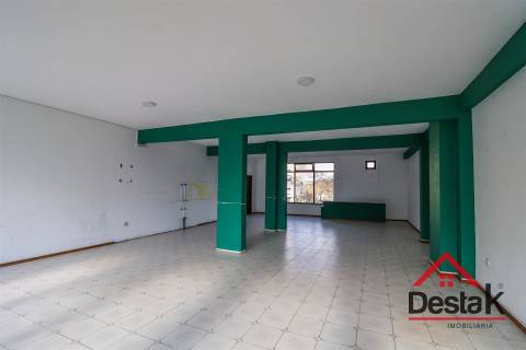 Loja para arrendamento em Santo Estevão