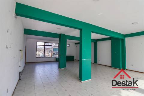 Loja para arrendamento em Santo Estevão