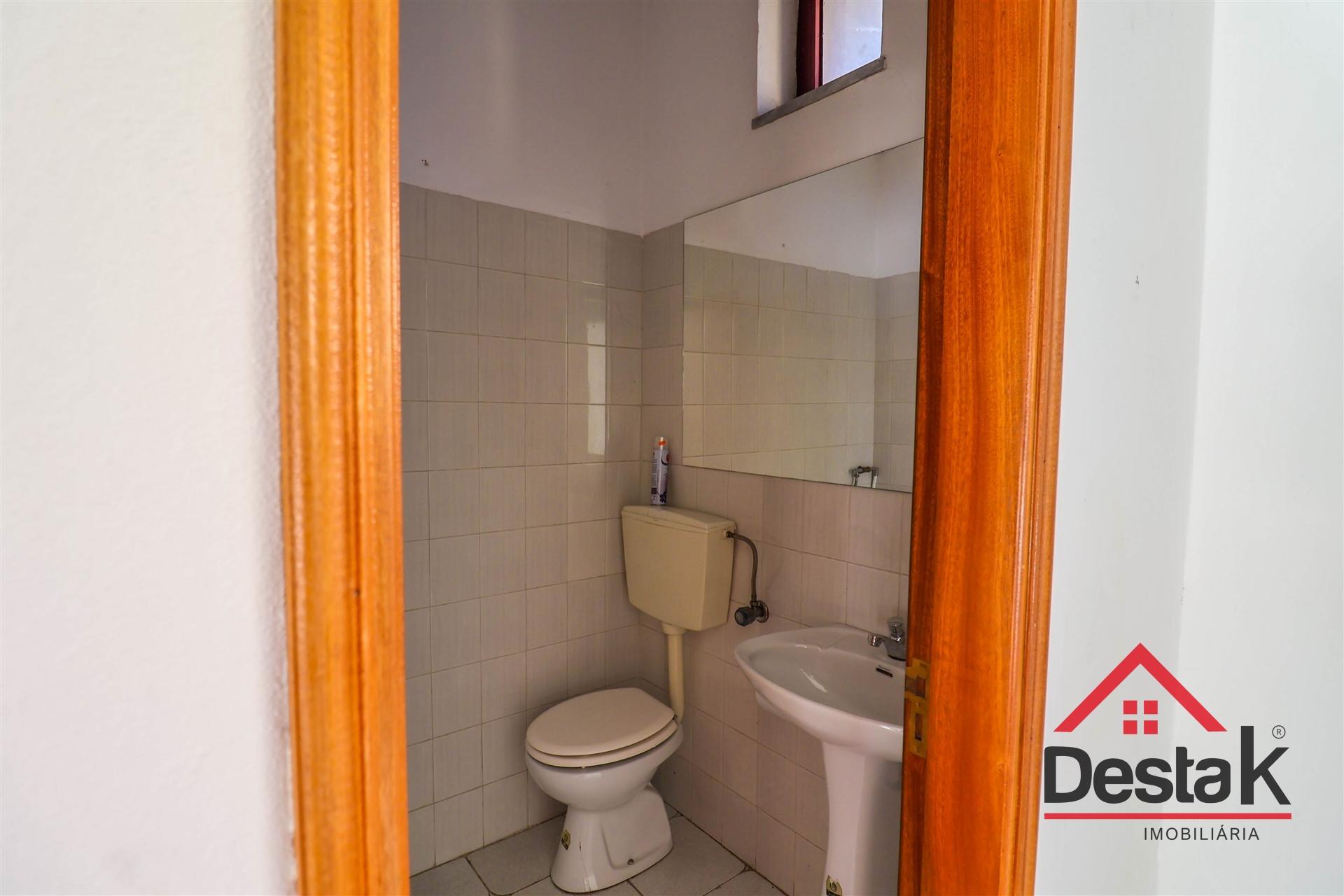 Loja para arrendamento em Santo Estevão