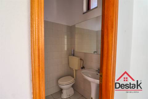 Loja para arrendamento em Santo Estevão