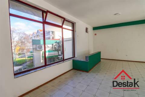 Loja para arrendamento em Santo Estevão