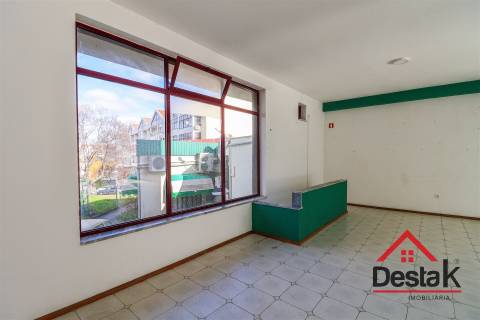 Loja para arrendamento em Santo Estevão