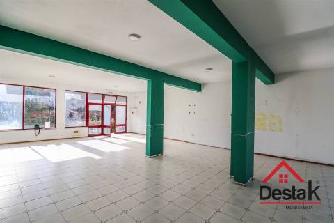 Loja para arrendamento em Santo Estevão