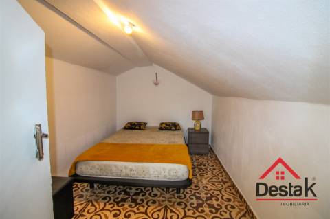 Moradia V2 com sótão aproveitado, garagem e T1 independente