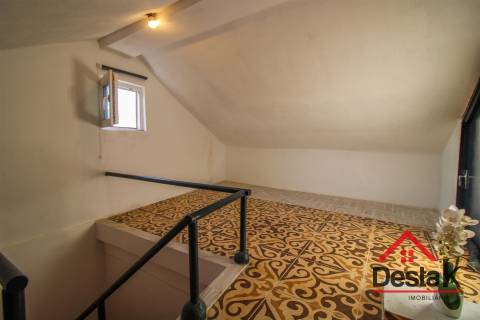 Moradia V2 com sótão aproveitado, garagem e T1 independente