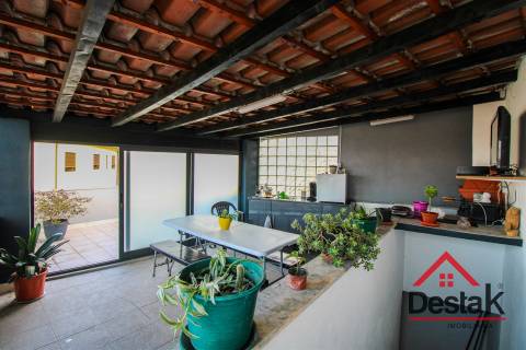 Moradia V2 com sótão aproveitado, garagem e T1 independente