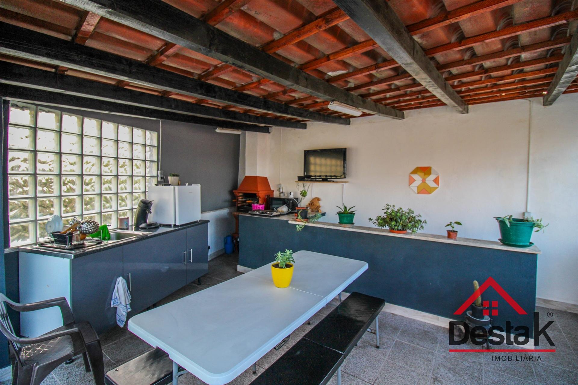 Moradia V2 com sótão aproveitado, garagem e T1 independente