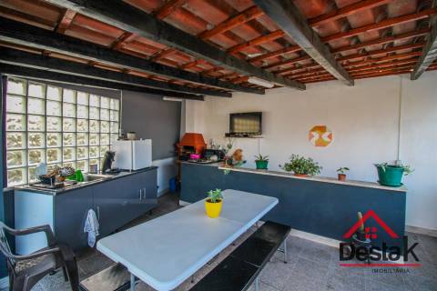 Moradia V2 com sótão aproveitado, garagem e T1 independente