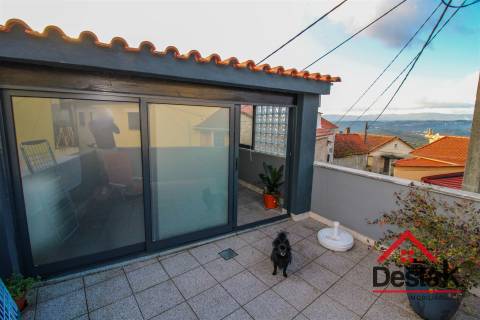 Moradia V2 com sótão aproveitado, garagem e T1 independente