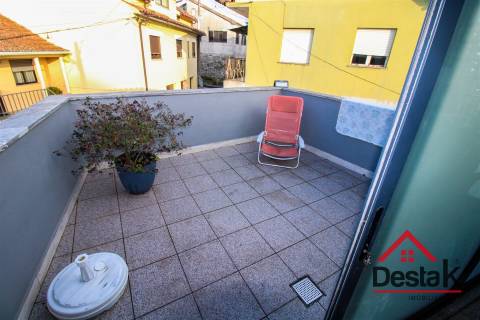 Moradia V2 com sótão aproveitado, garagem e T1 independente