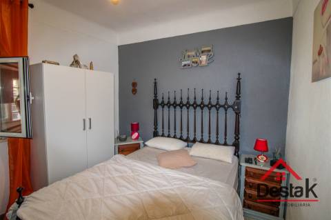 Moradia V2 com sótão aproveitado, garagem e T1 independente