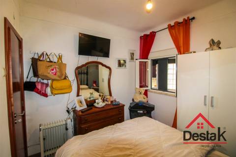 Moradia V2 com sótão aproveitado, garagem e T1 independente