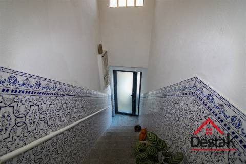 Moradia V2 com sótão aproveitado, garagem e T1 independente