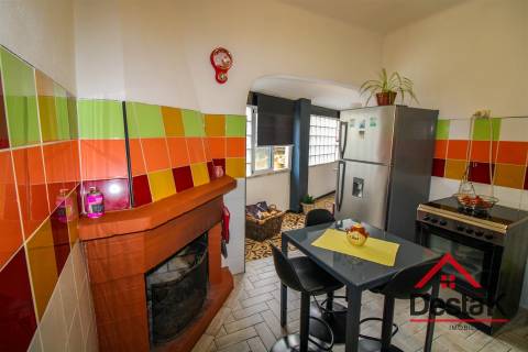 Moradia V2 com sótão aproveitado, garagem e T1 independente