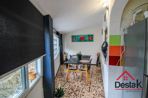 Moradia V2 com sótão aproveitado, garagem e T1 independente