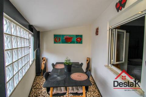 Moradia V2 com sótão aproveitado, garagem e T1 independente