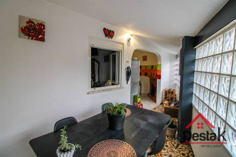 Moradia V2 com sótão aproveitado, garagem e T1 independente