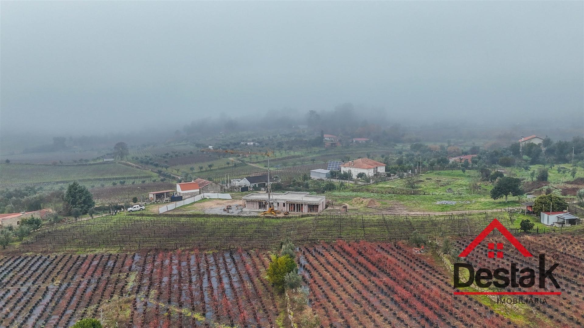 Terreno em Silgueiros com cerca de 5.000 m² junto à Quinta do Perdigão