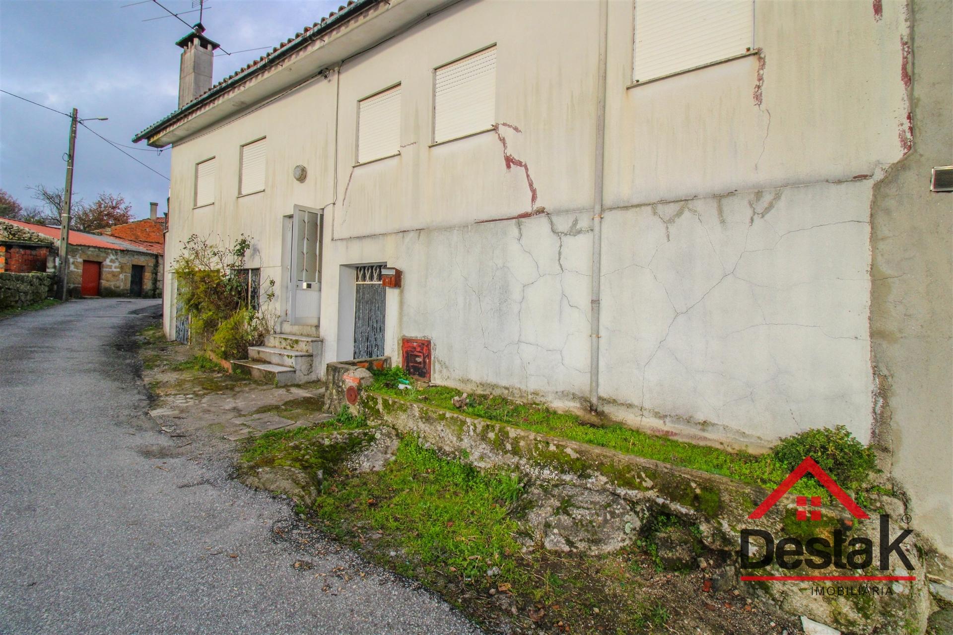 Moradia V3 para Remodelar em São João de Lourosa – Viseu