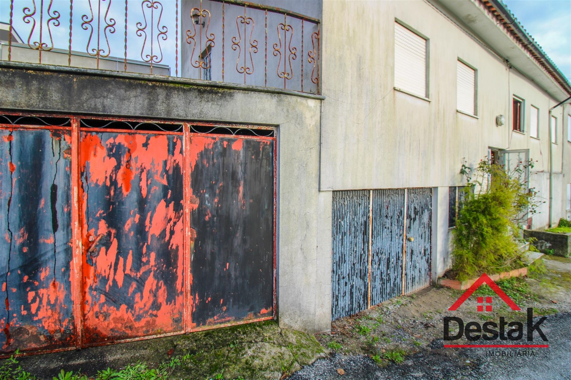 Moradia V3 para Remodelar em São João de Lourosa – Viseu