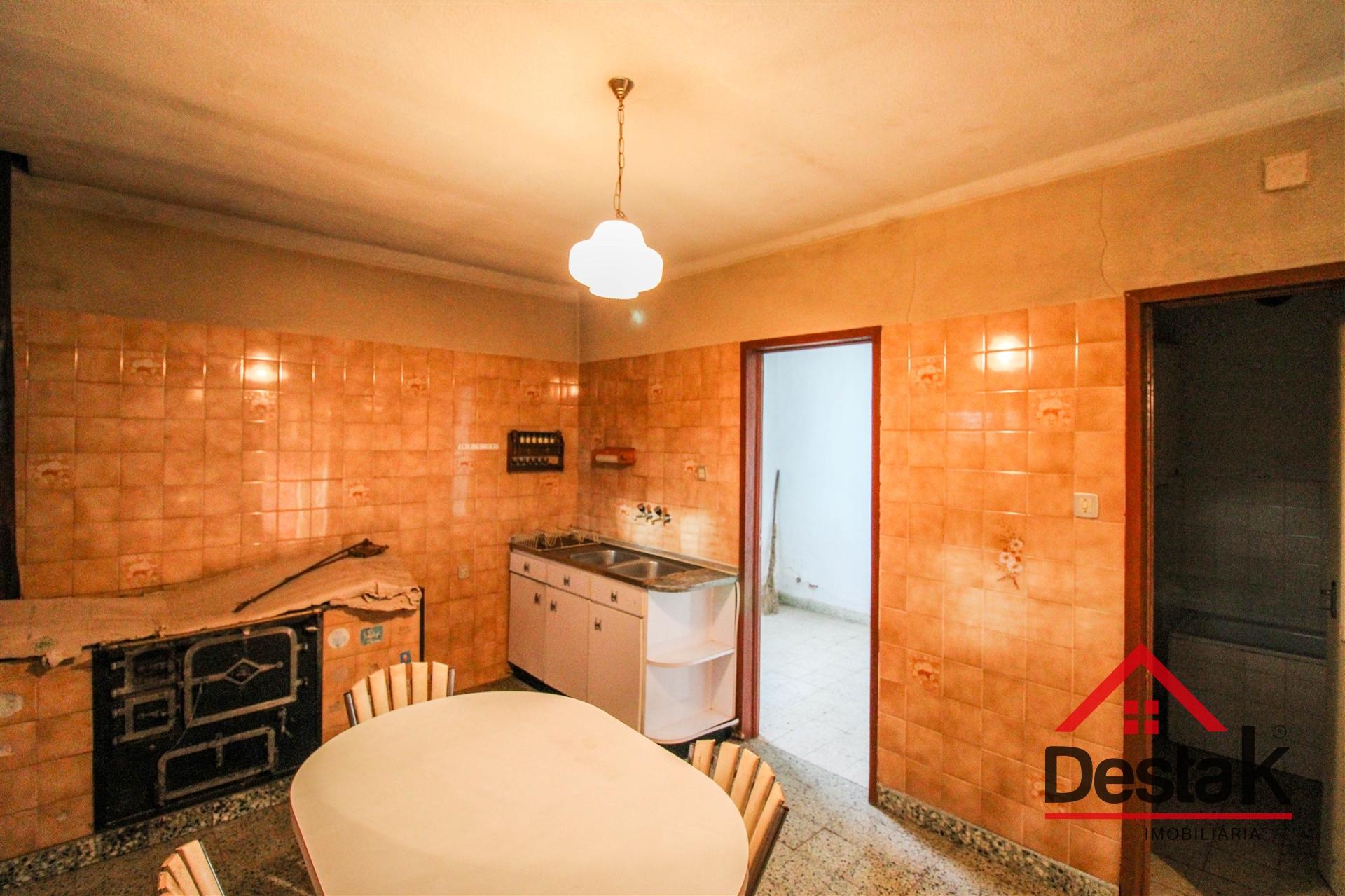 Moradia V3 para Remodelar em São João de Lourosa – Viseu