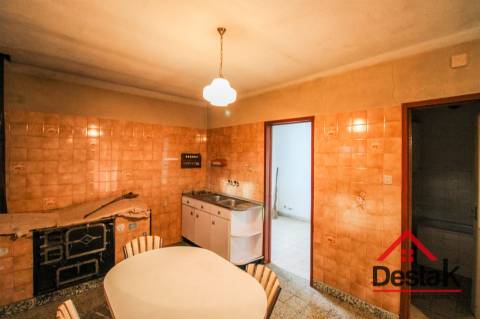 Moradia V3 para Remodelar em São João de Lourosa – Viseu