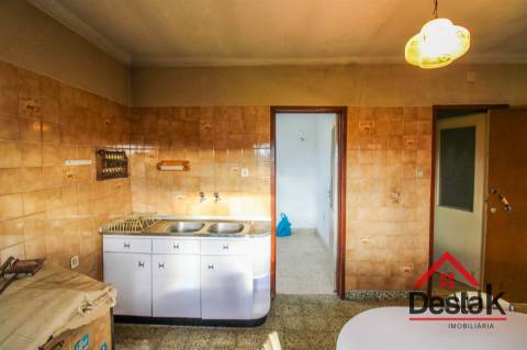 Moradia V3 para Remodelar em São João de Lourosa – Viseu